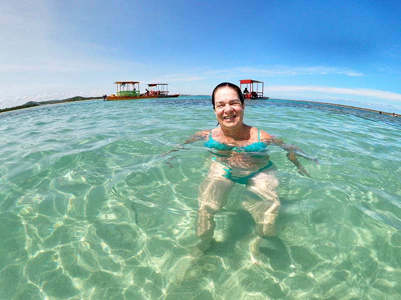 Mulher nas águas cristalinas das Piscinas Naturais de Japaratinga