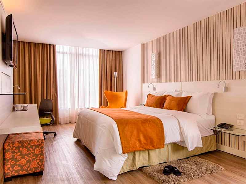 Quarto do Radisson, hotel em Curitiba, com cama de casal e TV 