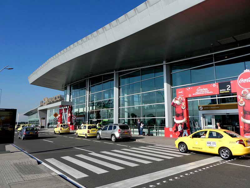 Táxis em frente ao aeroporto de Bogotá