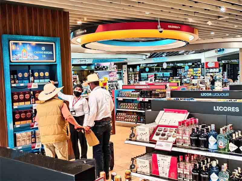 Homens de chapéu fazem compras no duty free do aeroporto de Bogotá