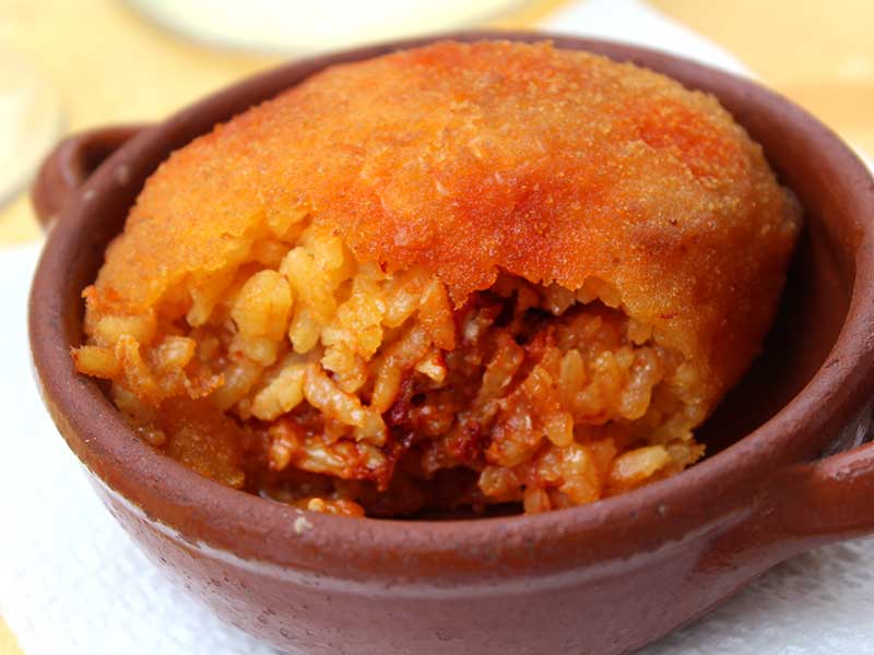 Arancini Nduja, prato típico da Calábria, na Itália