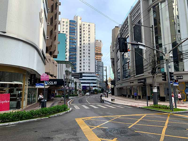 Avenida Brasil, uma das principais ruas de Balneário Camboriú, cheia de prédios, mas vazia