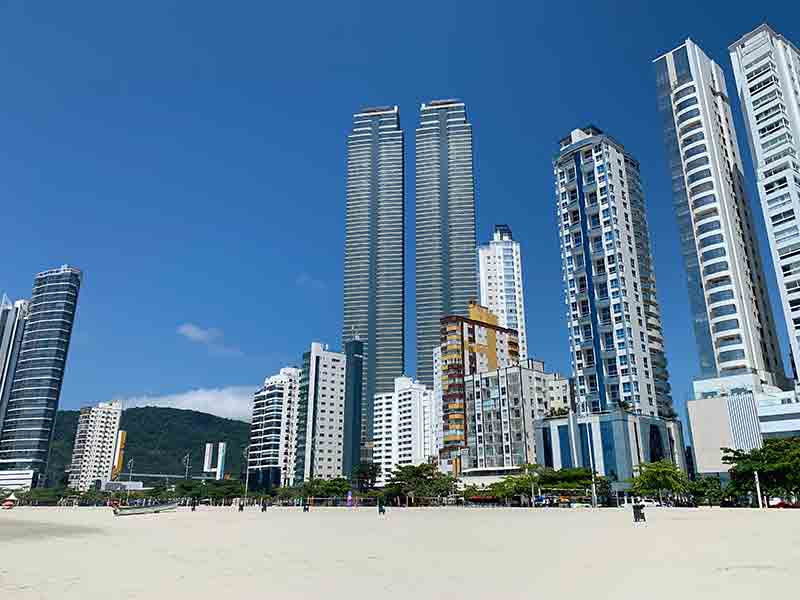 Prédios mais altos do Brasil vistos da Praia Central, em Balneário Camboriú