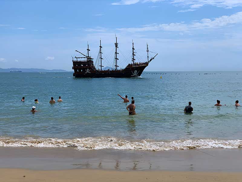 Barco Pirata passa pelo mar na Praia de Laranjeiras