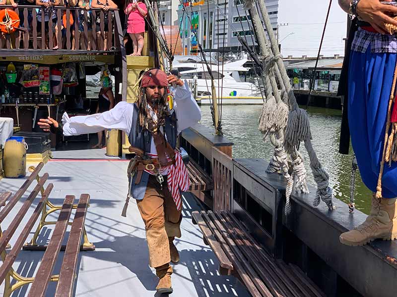 Ator vestido de Jack Sparrow brinca com turistas no Barco Pirata