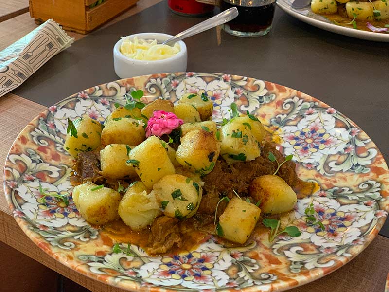 Nhoque de batata doce com ragu de carne de panela do Cafundóca, em Itajaí