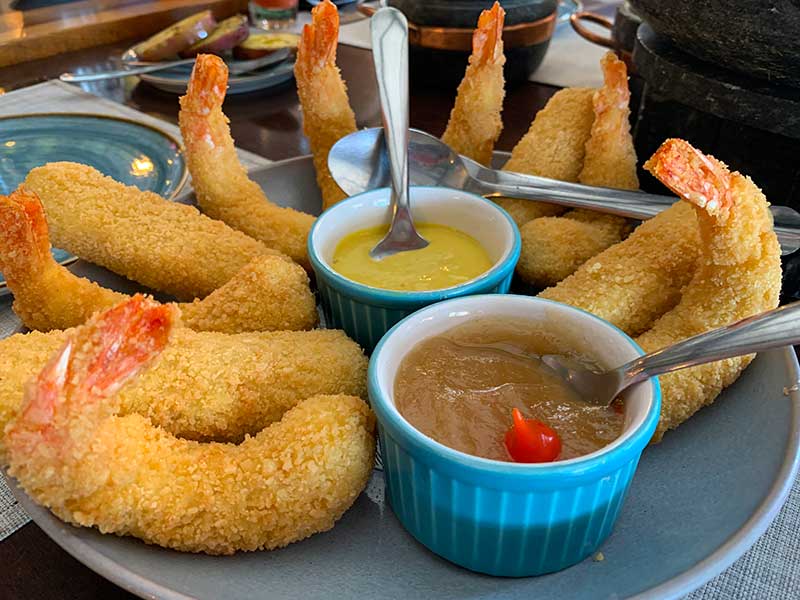 Camarões empanados com brie frito no restaurante Chaplin, em Balneário Camboriú