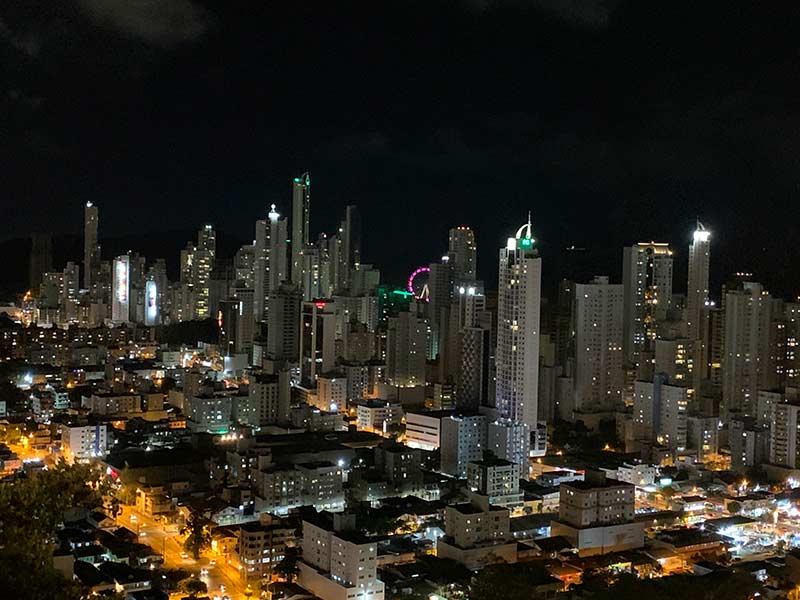 Vista noturna de Balneário Camboriú  a partir do Cristo Luz