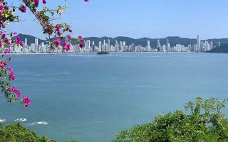 Vista da praia e dos prédios de Balneário Camboriú, em Santa Catarina