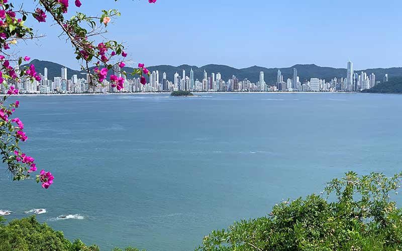 Vista da praia e dos prédios de Balneário Camboriú, em Santa Catarina