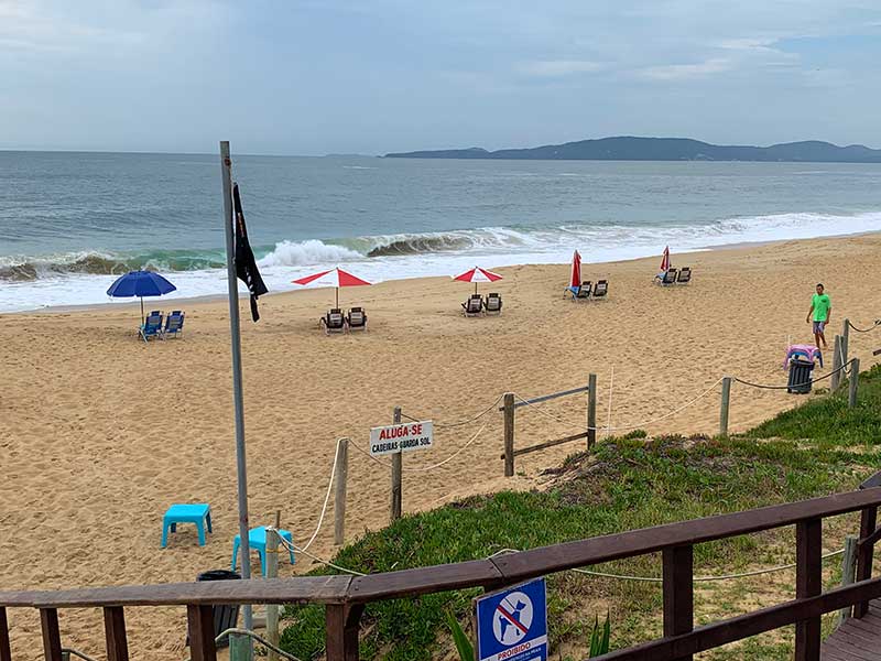 Guarda-sóis na areia da praia do Estaleirinho