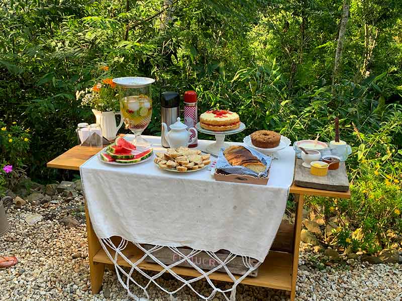 Mesa com bolos e pães na Glas Haus, em Camboriú