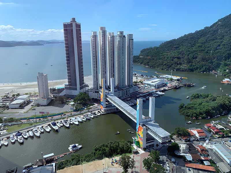 Vista aérea da Barra Sul, em Balneário Camboriú, a partir de helicóptero