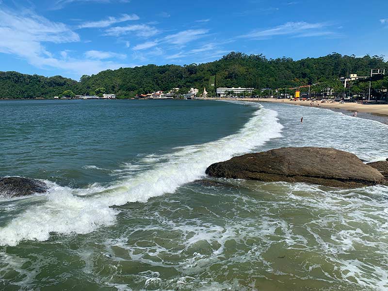 Vista da Praia de Cabeçudas, em Itajaí, em dia de céu azul