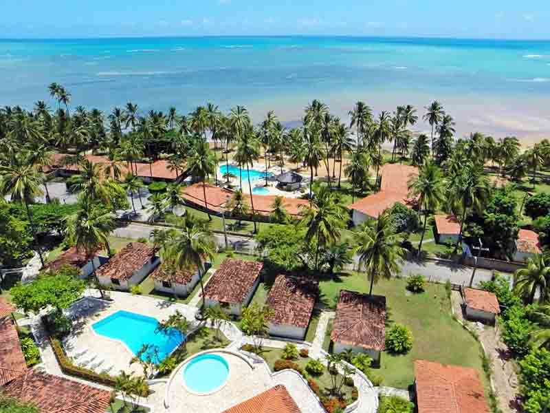 Vista aérea do Bitingui Praia Hotel, opção econômica de pousada em Japaratinga
