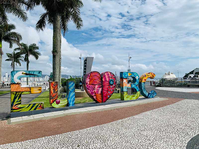 Letreiro escrito Eu Amo Balneário Camboriú em dia de céu com nuvens