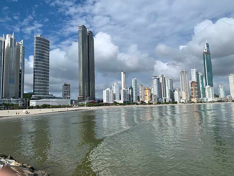 Vista da Praia Central de Balneário Camboriú a partir do Molhe Barra Sul