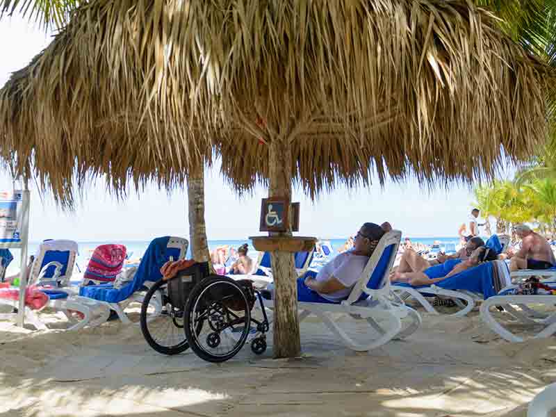 Praia acessível para cadeirantes com cadeira de rodas na República Dominicana