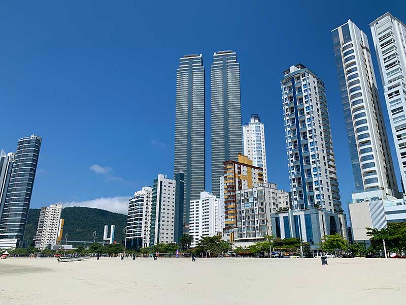 Prédios altos em Balneário Camboriú com destaque para as duas torres do Yatchhouse