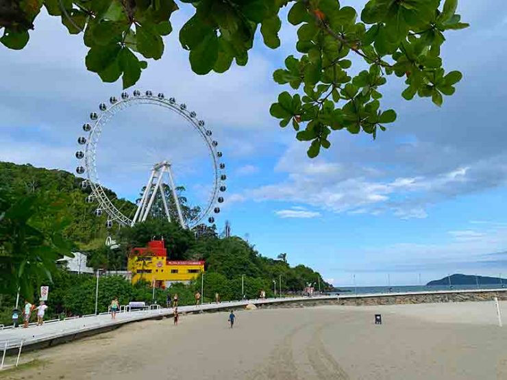 Vista da roda gigante de Balneário Camboriú vista através da Praia Central