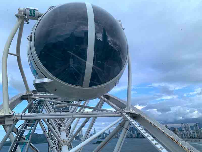 Cabine da roda gigante de Balneário Camboriú que cabe até 6 pessoas em dia de céu nublado