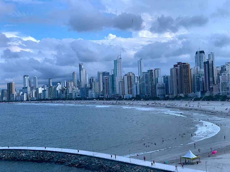 Vista da orla e da Praia Central através da cabine da FG Big Wheel