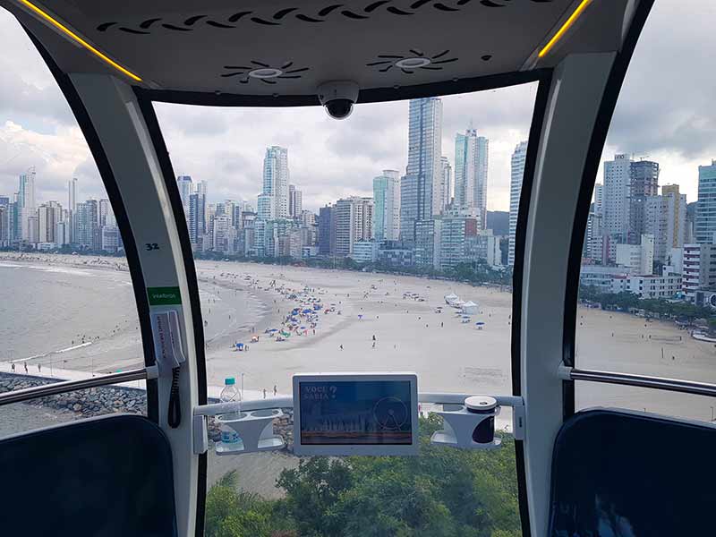 Parte interna da cabine da roda gigante de Balneário Camboriú com vista para a Praia Central