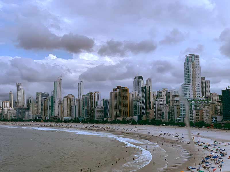 Vista da praia central de Balneário Camboriú a partir da roda gigante FG Big Wheel