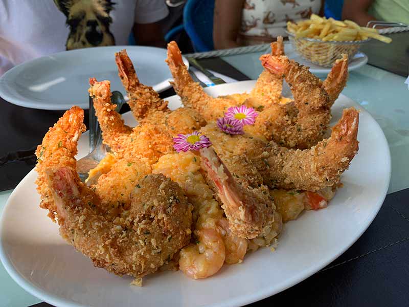 Camarões empanados com risoto de camarão no restaurantes Sabores do Mar Praia na Praia de Laranjeiras