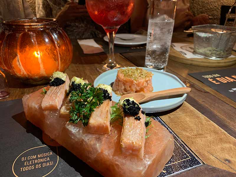 Barriga de salmão trufada e tartare de salmão do restaurante Taj