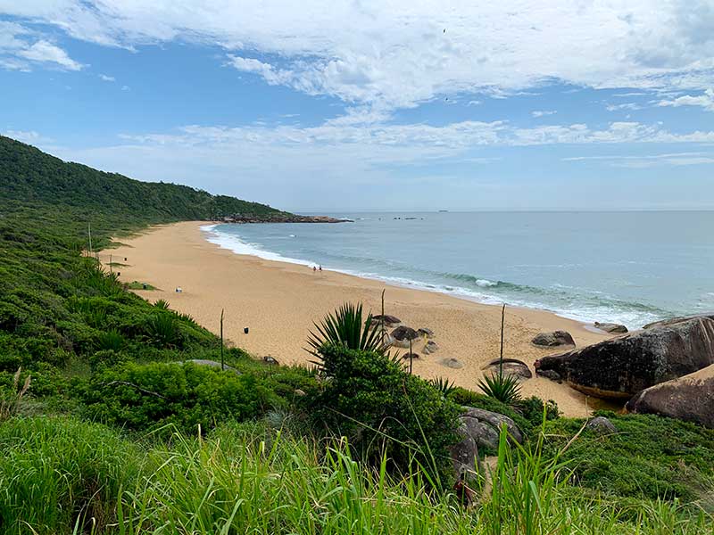 Vista de cima da praia vazia em Taquarinhas, Santa Catarina