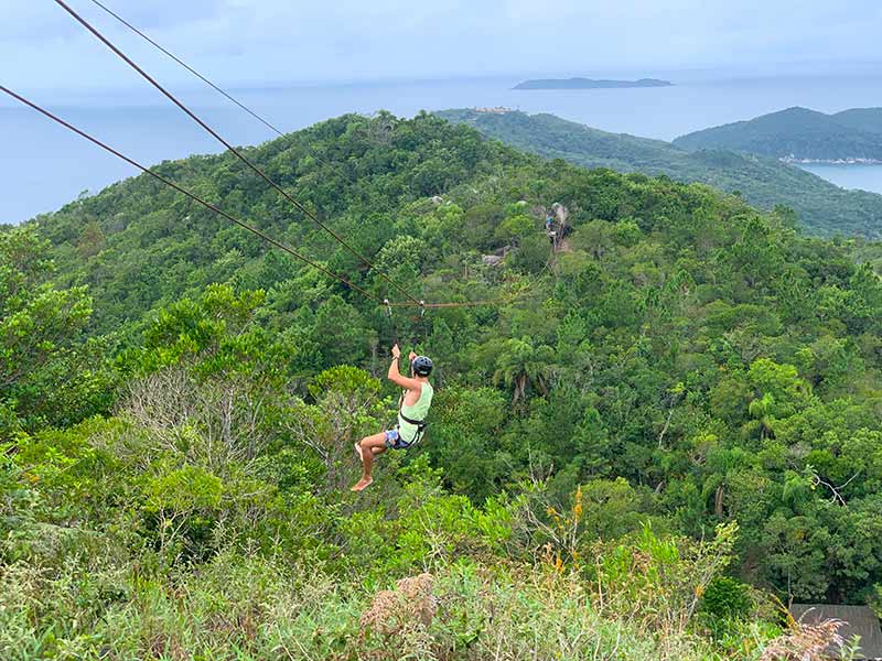 Homem desce em tirolesa no Mirante Eco 360º