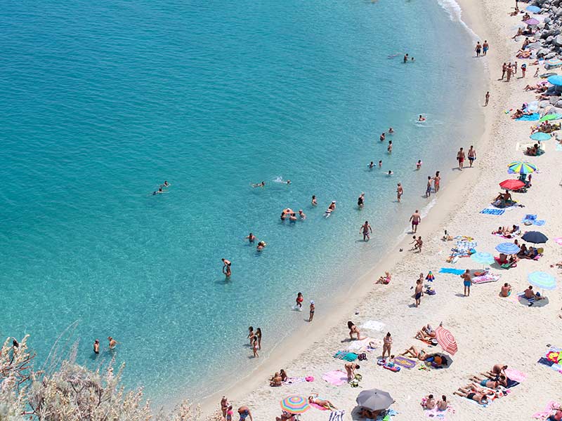 Banhistas em água cristalina da Spiaggia della Rotonda (Foto: Esse Mundo É Nosso)