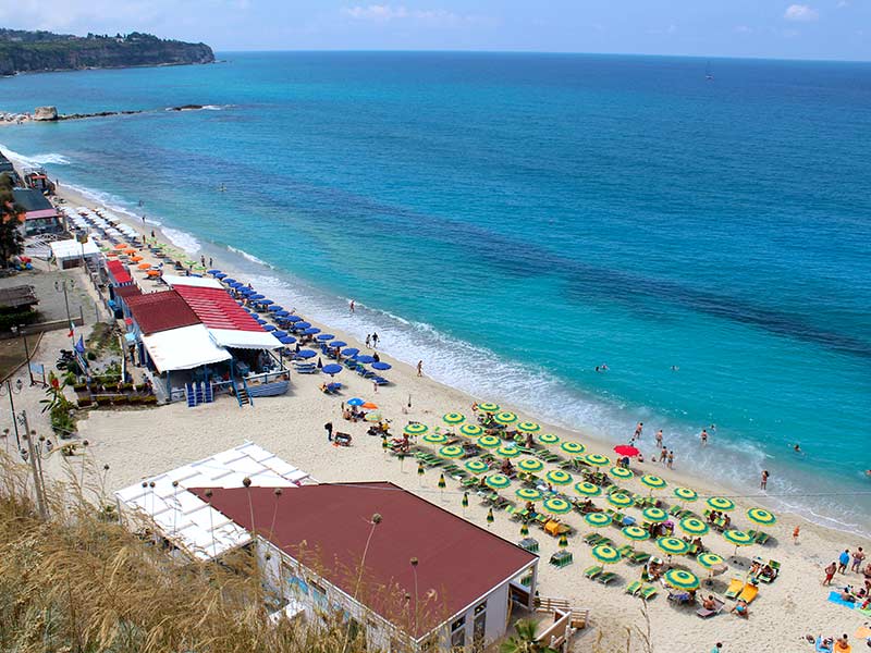 Vista aérea da Spiaggia A Linguata com bares e guarda-sóis