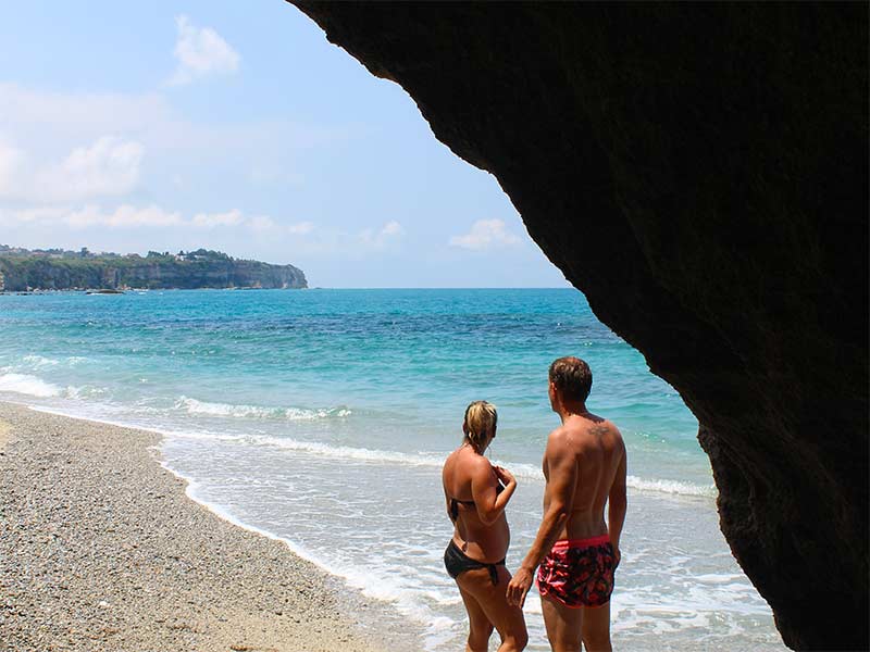 Casal em gruta de Tropea em frente ao mar