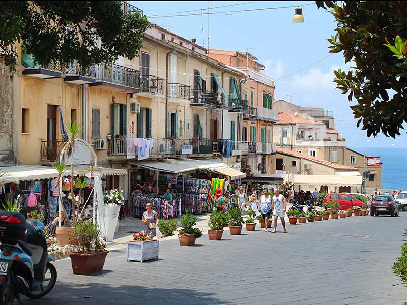 Bares e restaurantes em rua do Centro Histórico de Tropea