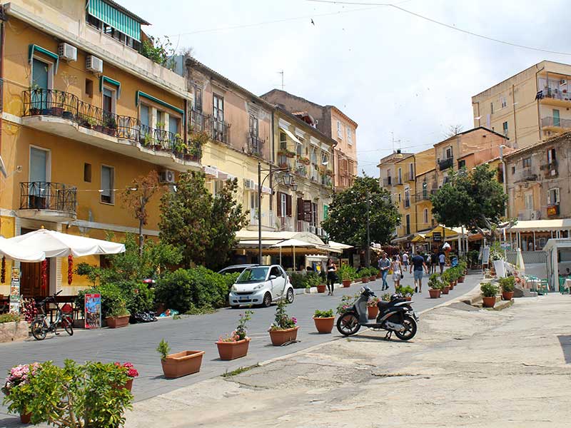 Casas coloridas no Centro Histórico de Tropea, na Itália