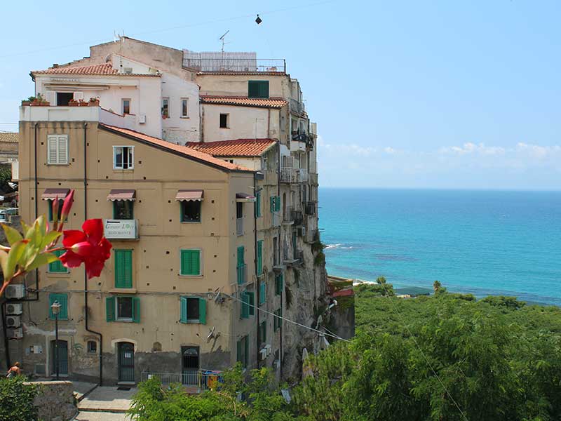 Prédios sobre montanha em frente ao Mar de Tirreno