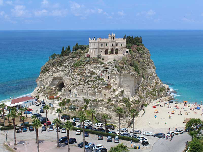 Vista de cima do Santuario de Santa Maria dell'Isola na Itália cercado pelo mar