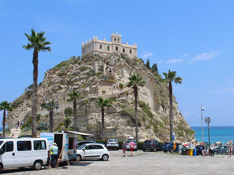 Santuario de Santa Maria dell'Isola na Itália visto da parte inferior da rua