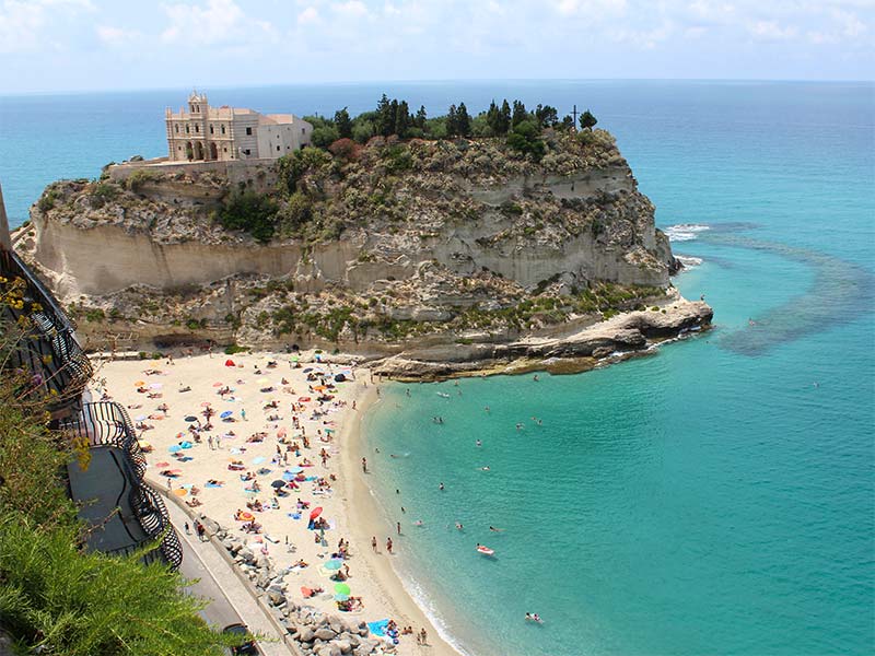 Vista de cima do Santuario de Santa Maria dell'Isola e da praia de Rotona em Tropea