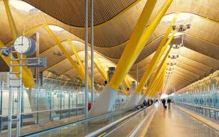 Teto amarelo e esteira de passageiros do aeroporto de Madrid Barajas