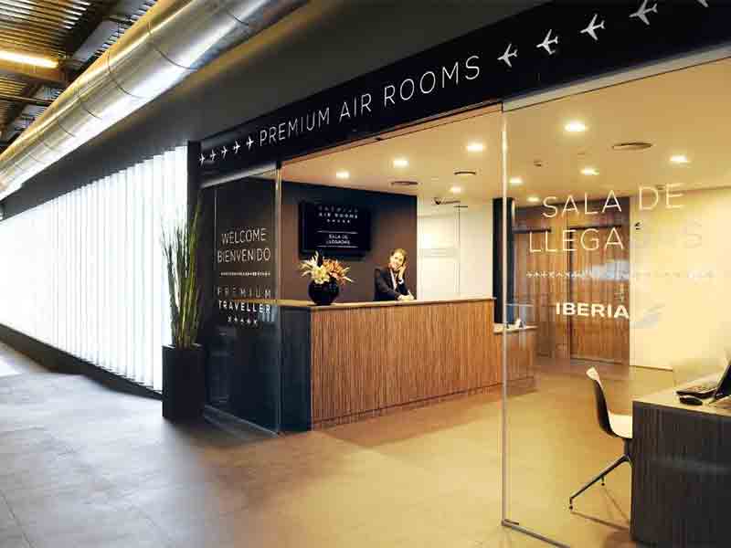 Recepção do Air Rooms, um hotel no aeroporto de Madrid