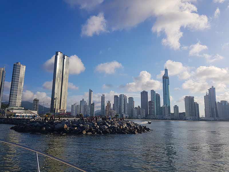 Prédios altos vistos a partir do mar em Balneário Camboriú