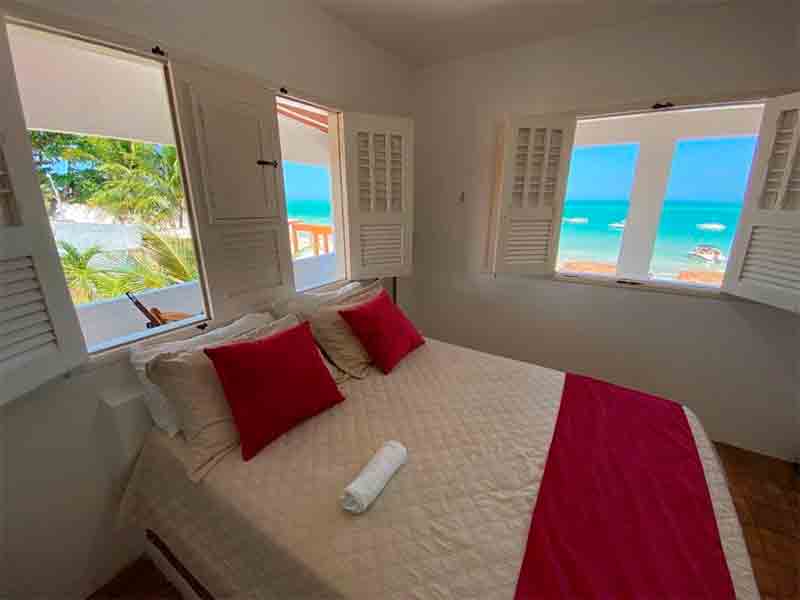 Quarto da pousada Barra Lounge com cama de casal e vista para o mar