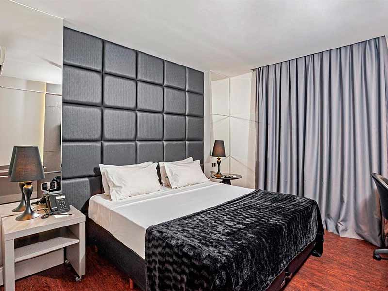 Quarto do Brut, hotel em Balneário Camboriú, com cama de casal, abajur e telefone