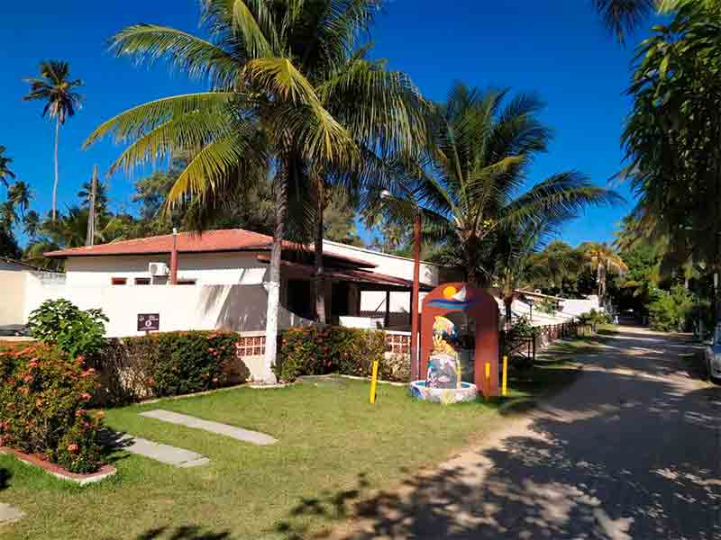 Área externa do Maragogi Praia de Antunes Chalé 1, dica de onde ficar na Praia de Antunes, com jardim e árvores