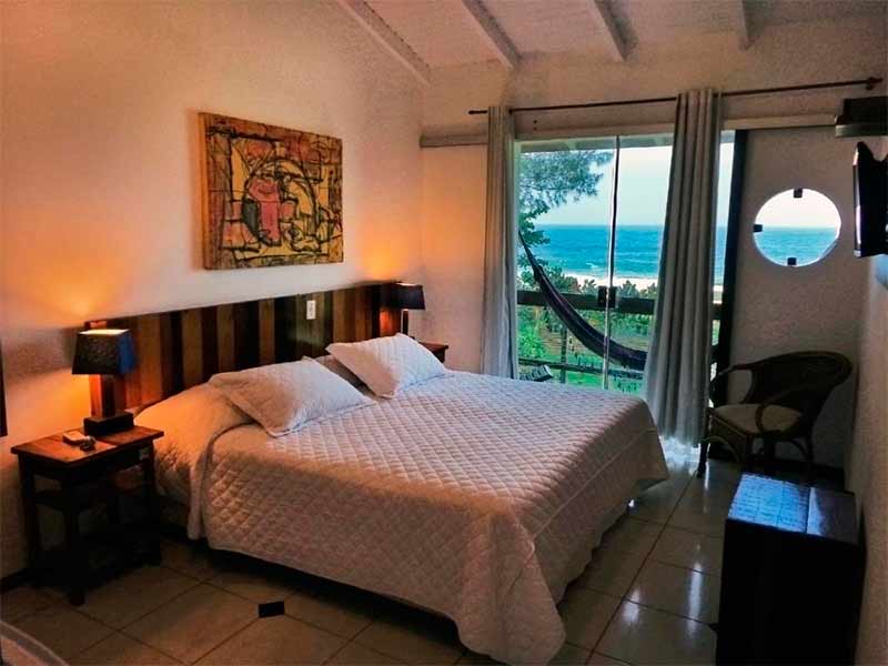 Quarto da Estaleiro Village com cama de casal, varanda e rede