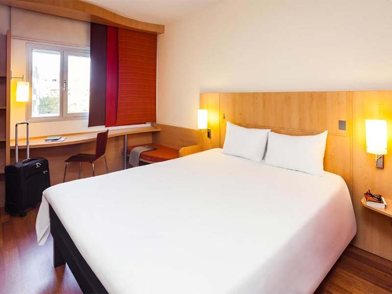 Quarto com cama de casal do ibis Madrid Barajas