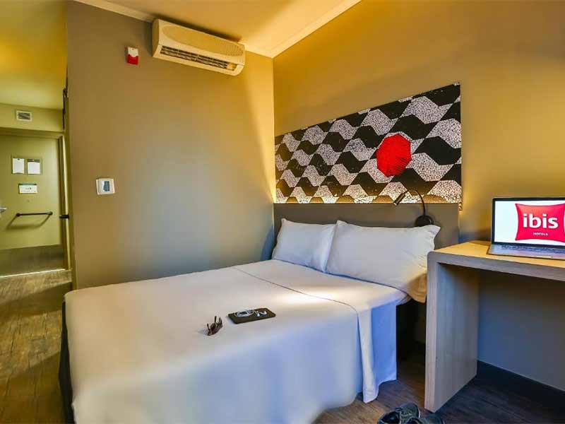 Quarto com cama de casal do ibis Morumbi